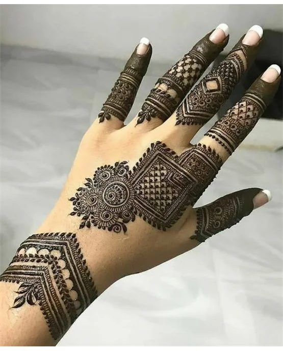 Radiant Finish Using Wreath Back Hand Mehndi Design